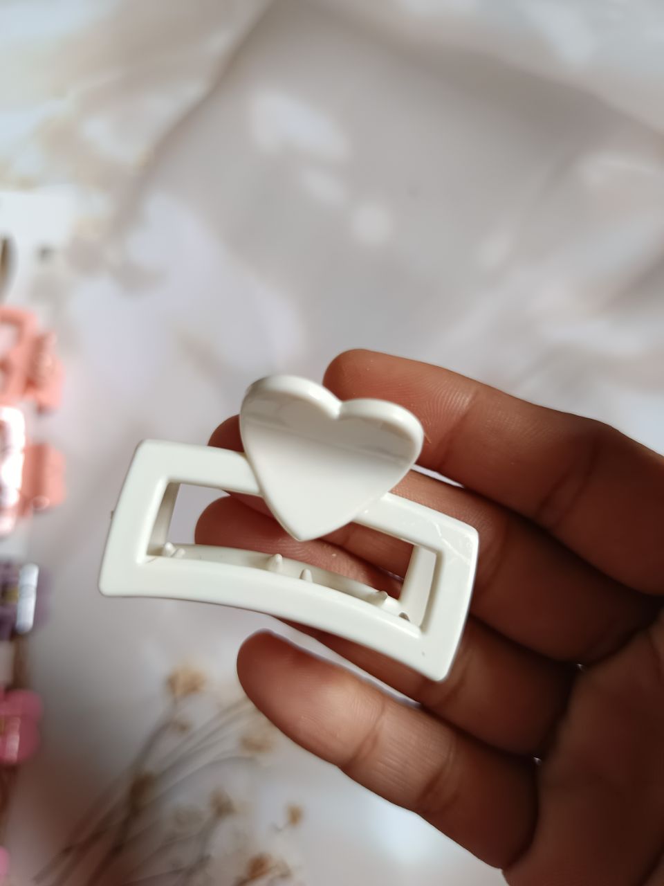 Glossy plastic rec heart claw - W