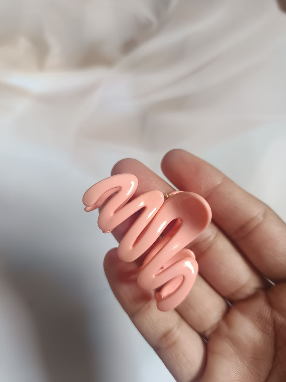 Glossy plastic Wave claw - O
