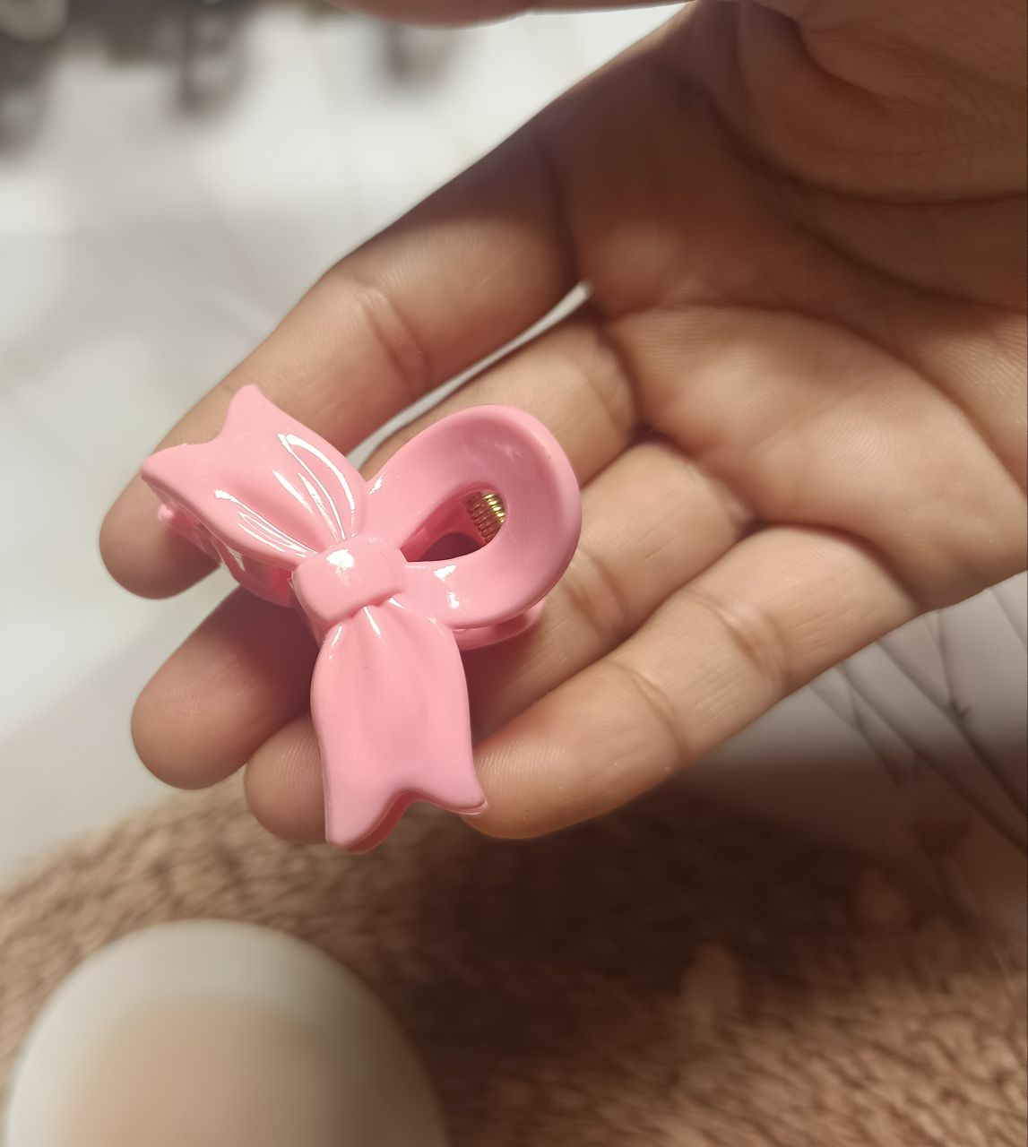 Glossy plastic bow  claw - Pi