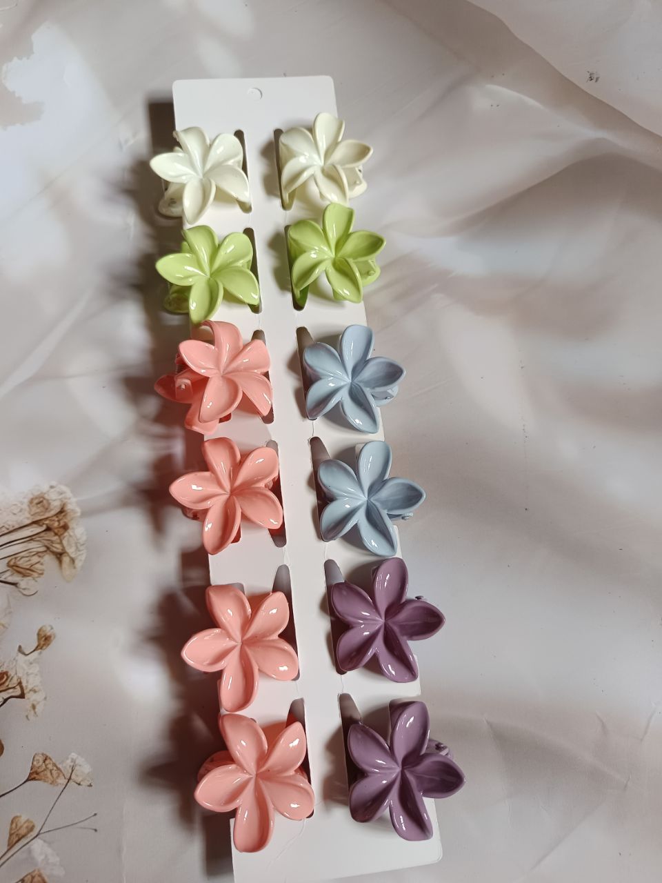 Glossy plastic sharp floral claw - P
