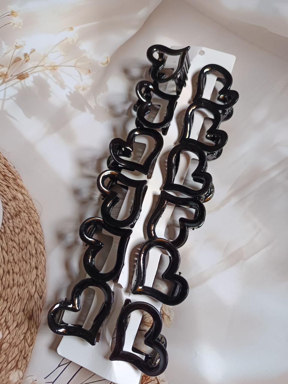 Glossy plastic claw black