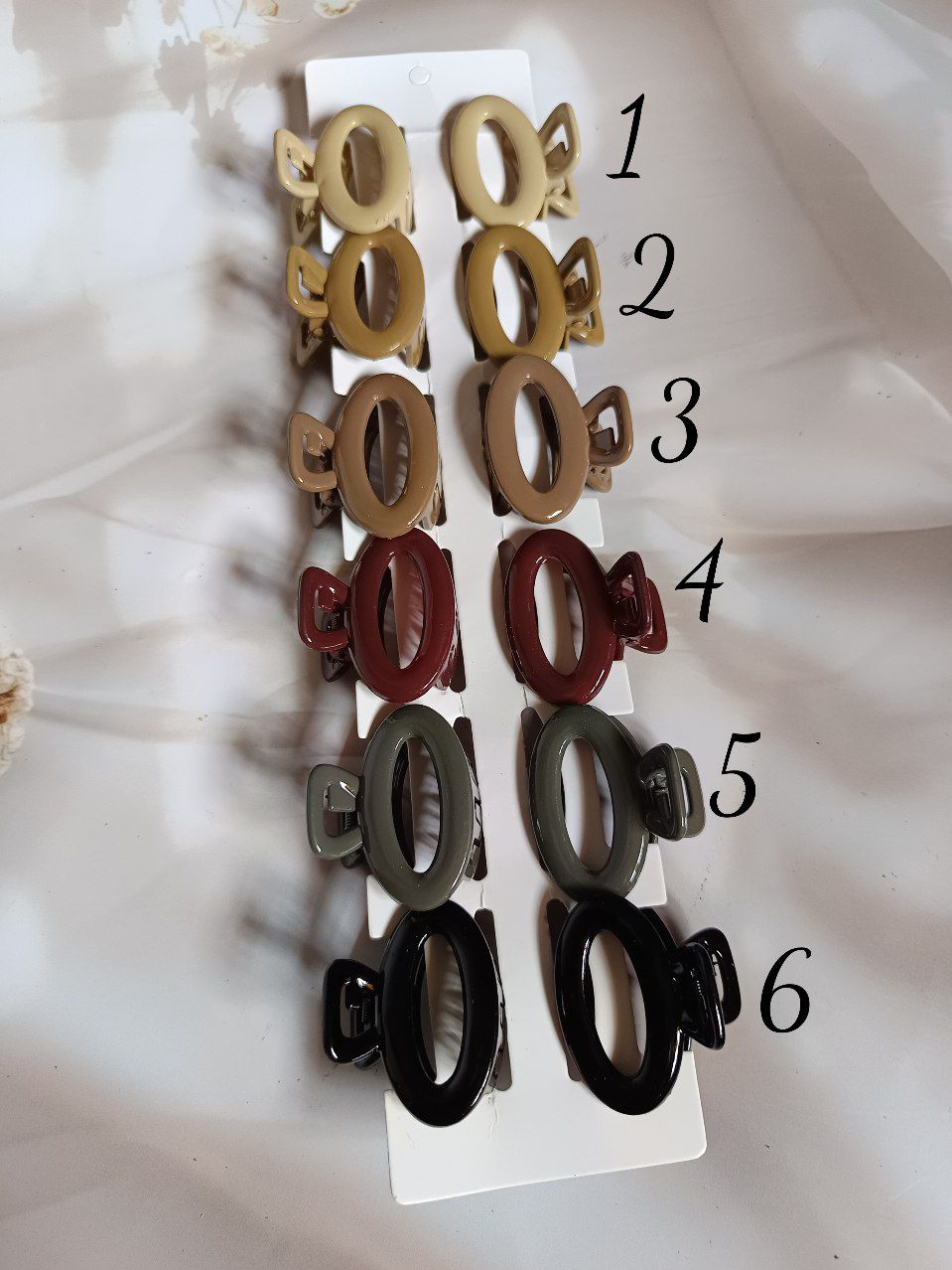 Glossy plastic oval claw
