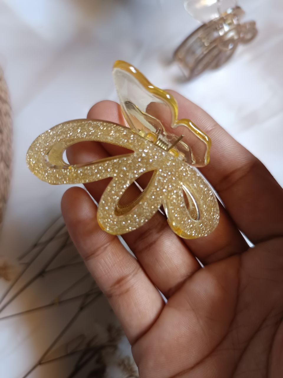 Heavy Acrylic glitter petal claw - 7