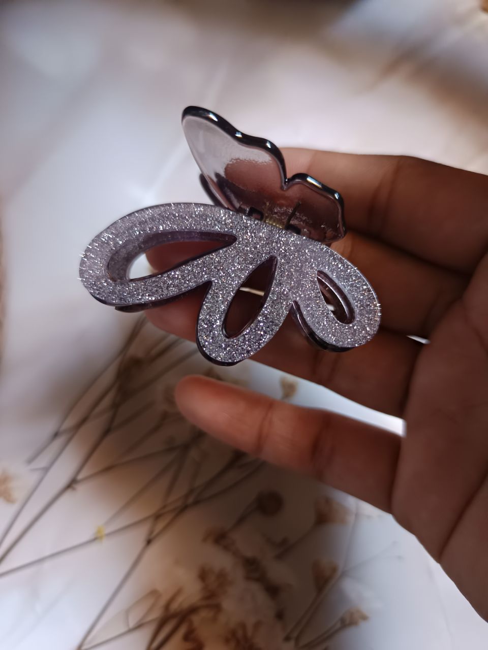 Heavy Acrylic glitter petal claw - 9